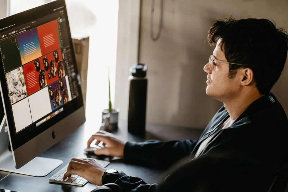 Une tablette moderne et un smartphone affichant du contenu web sur une surface réfléchissante, mettant en avant la technologie et la connectivité.